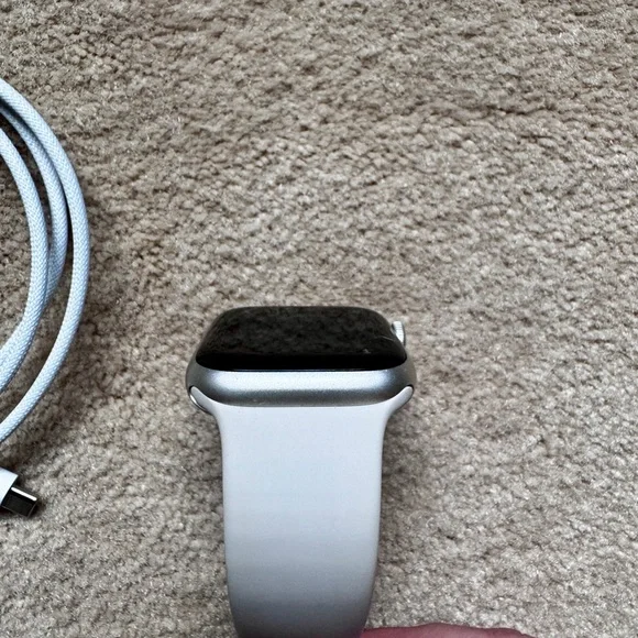 Apple watch, series 9; 45mm with M/L band in color Starlight - Picture 4 of 7